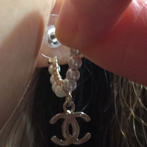 BNWT Authentic CHANEL Charms CC Pearl Dangle Hoops - Picture 8 of 9